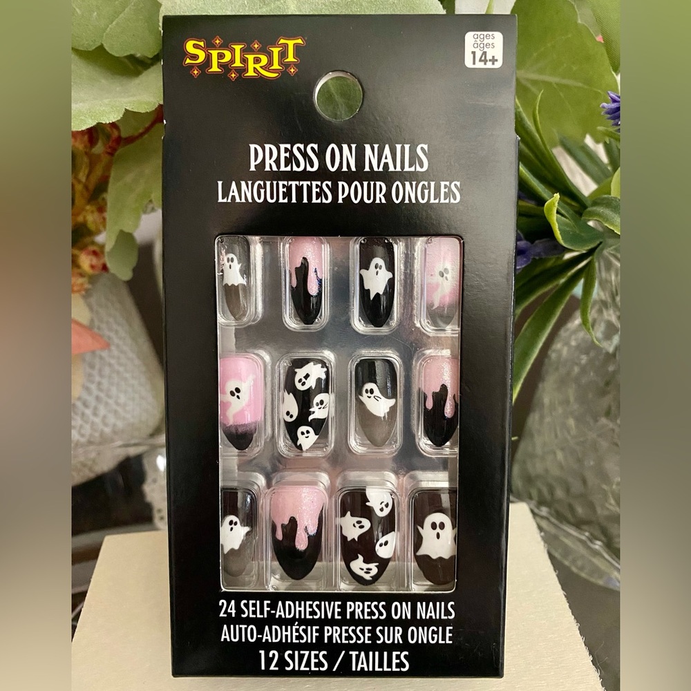 🆕💅🏻 SPIRIT HALLOWEEN LIMITED EDITION “GHOSTS” PRESS-ON NAILS. BRAND NEW!